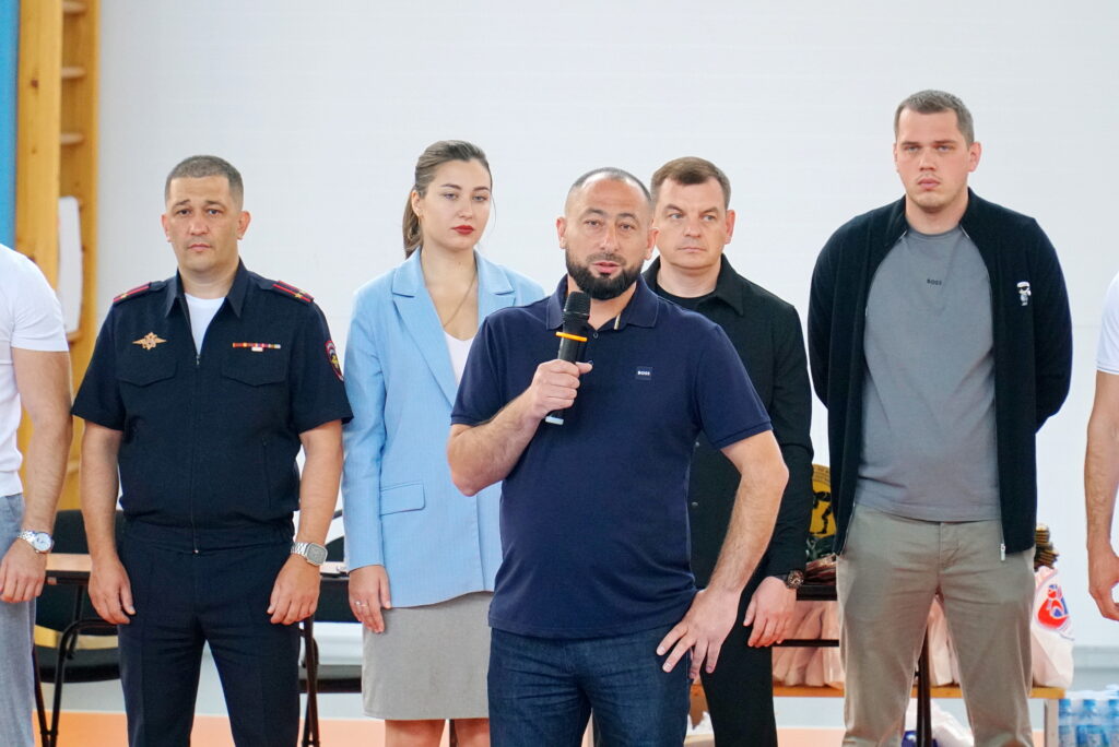SNY02637
